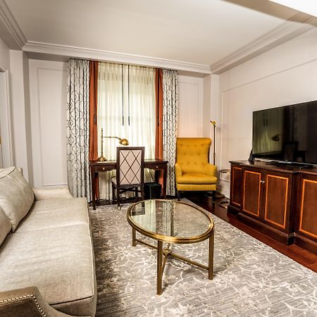 Intercontinental New York Barclay Hotel By Ihg Ngoại thất bức ảnh A living room at the Waldorf Astoria Chengdu