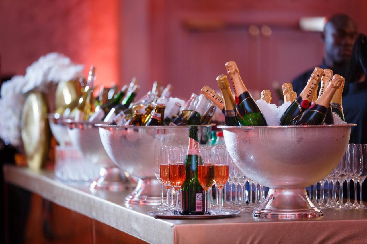 Intercontinental New York Barclay Hotel By Ihg Ngoại thất bức ảnh Champagne bottles in a champagne cooler