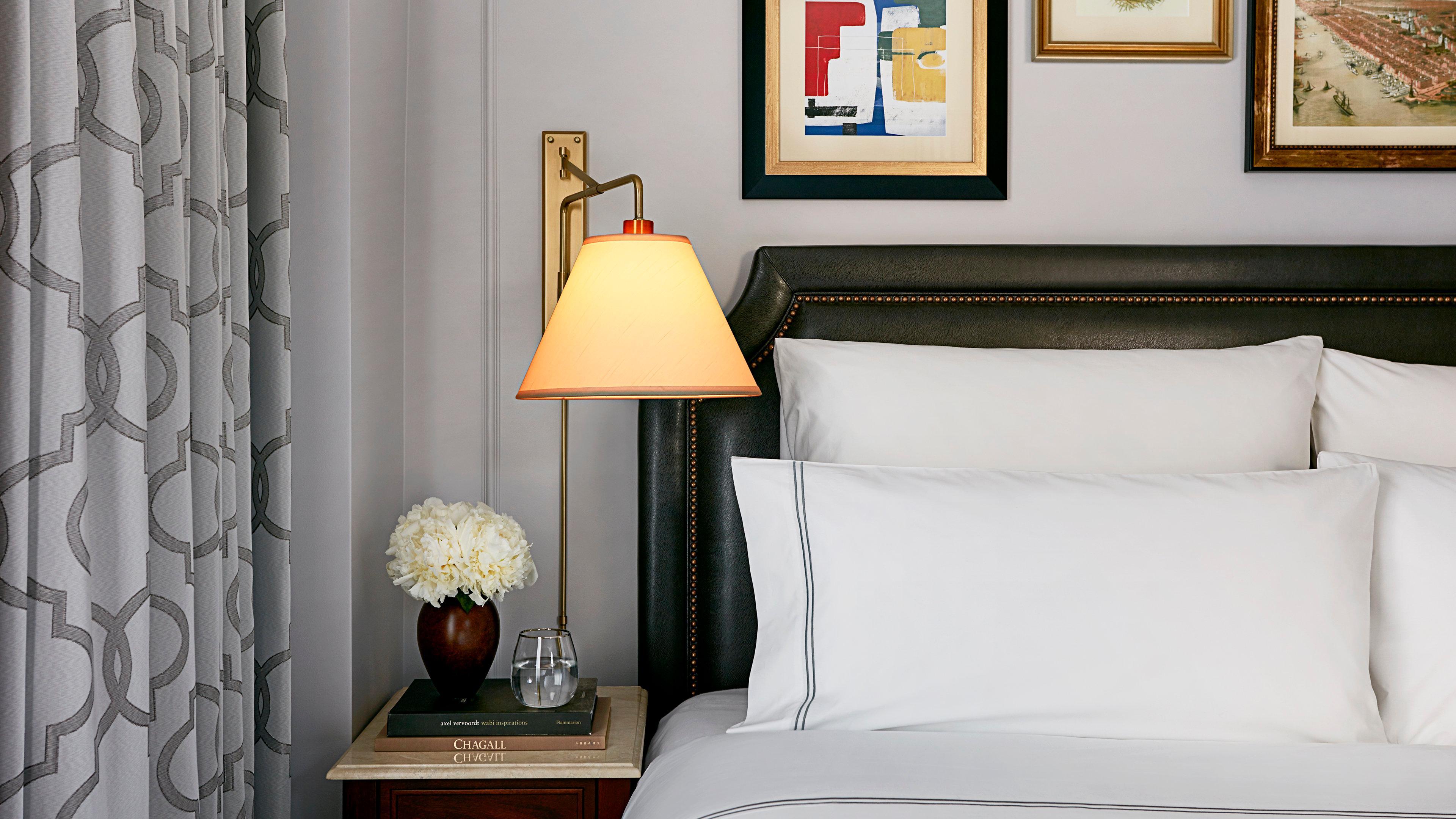 Intercontinental New York Barclay Hotel By Ihg Ngoại thất bức ảnh A lamp on a bedside table
