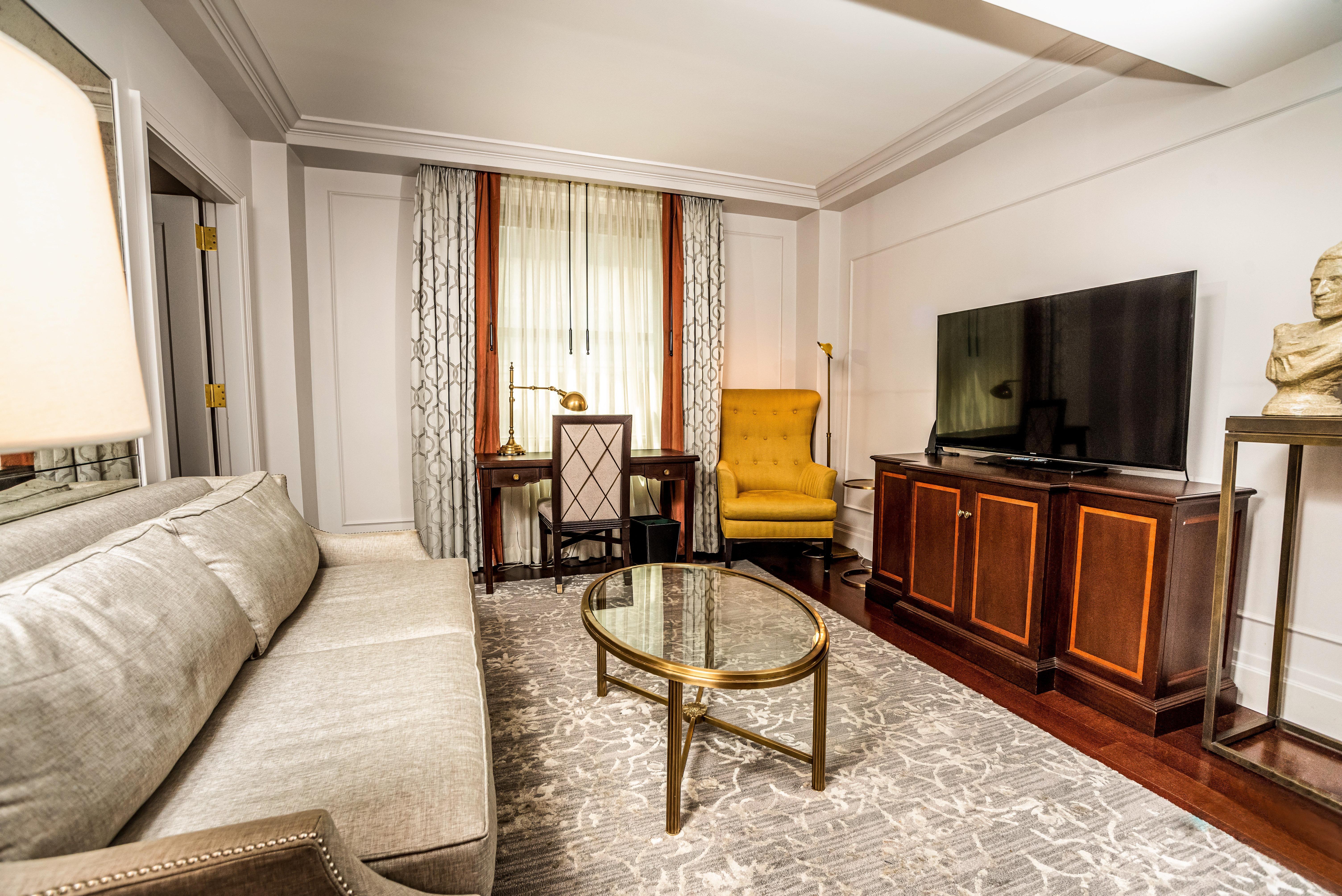 Intercontinental New York Barclay Hotel By Ihg Ngoại thất bức ảnh A living room at the Waldorf Astoria Chengdu