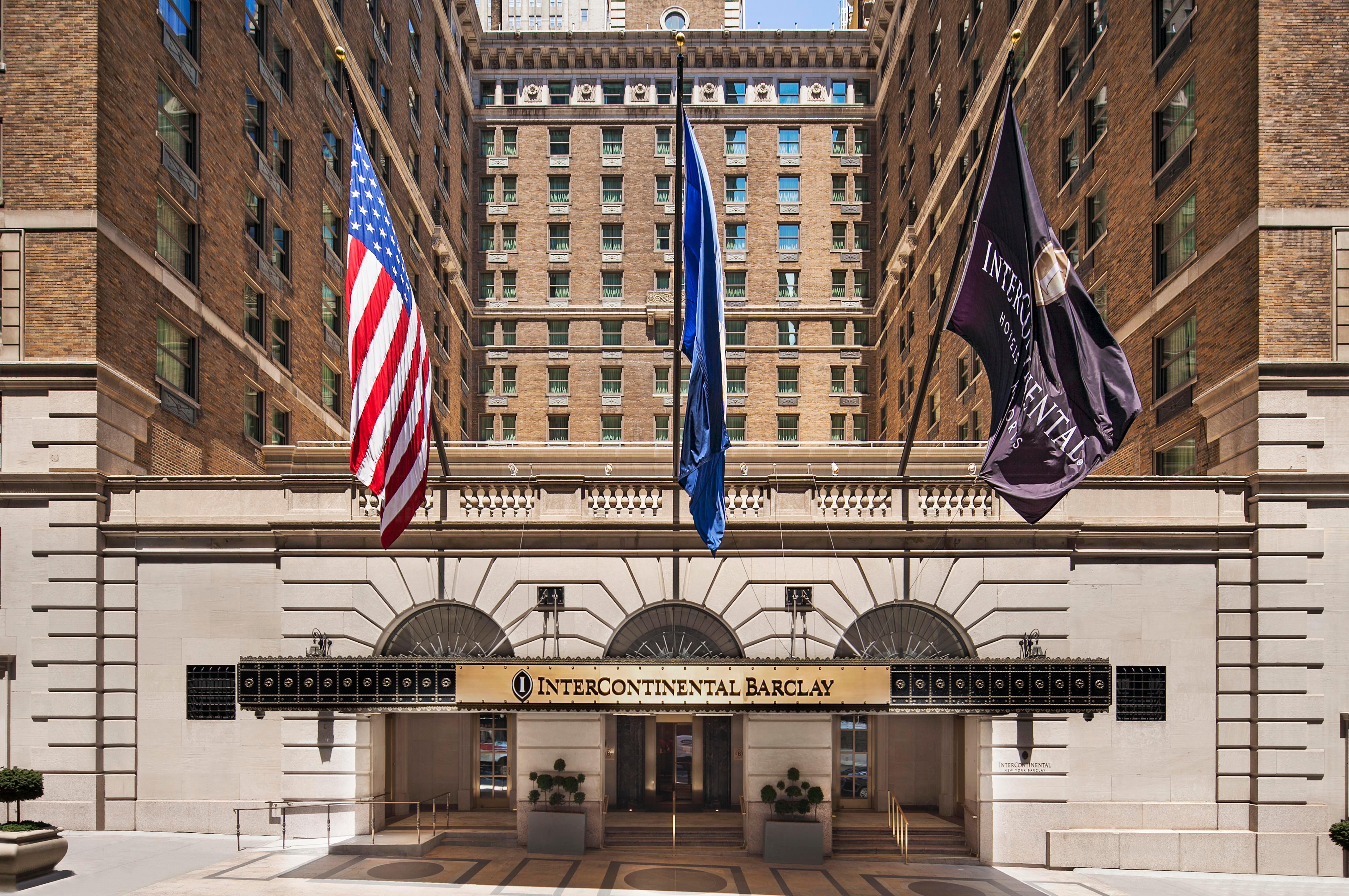 Nếu bạn đang tìm kiếm một trải nghiệm 5 sao trong chuyến đi của mình đến New York, InterContinental New York Barclay Hotel sẽ là sự lựa chọn hoàn hảo. Với thiết kế hài hòa, tiện nghi và dịch vụ chu đáo, khách sạn sẽ mang đến cho bạn cảm giác thư thái và sang trọng đích thực.