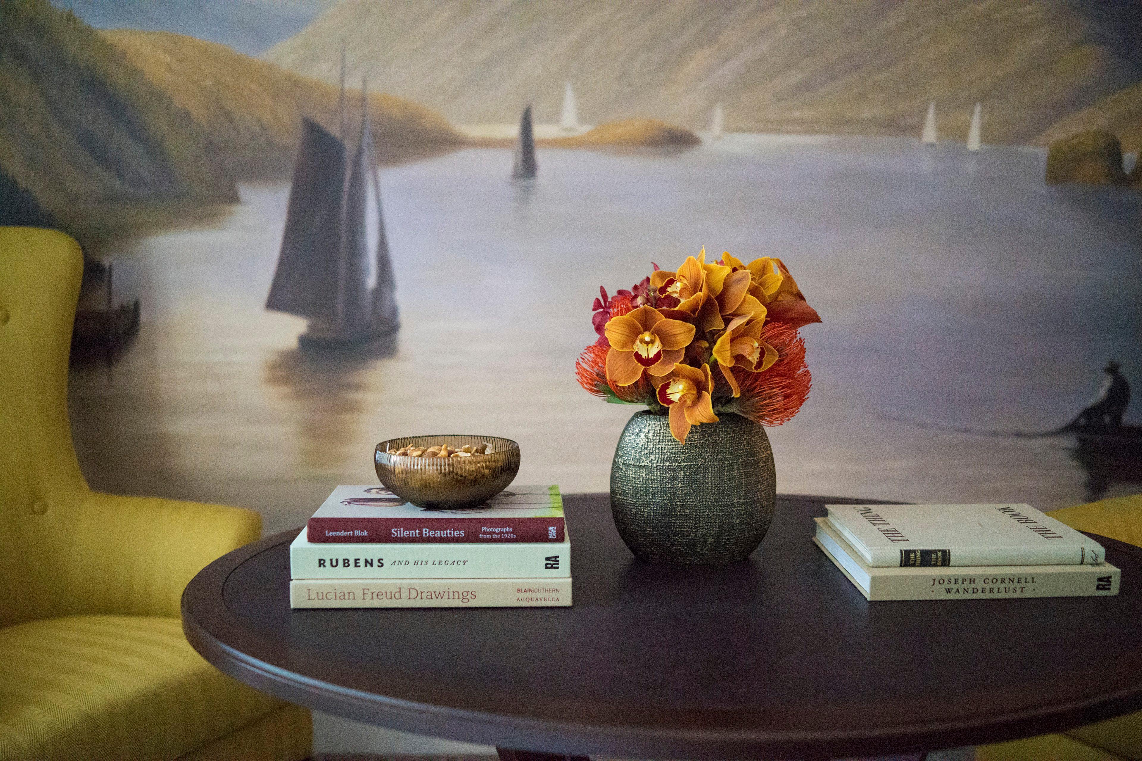 Intercontinental New York Barclay Hotel By Ihg Ngoại thất bức ảnh A table with a flower arrangement