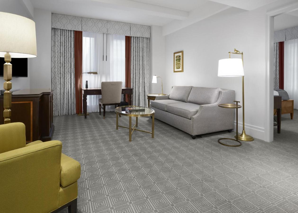 Intercontinental New York Barclay Hotel By Ihg Ngoại thất bức ảnh A suite at the Waldorf Astoria Chicago