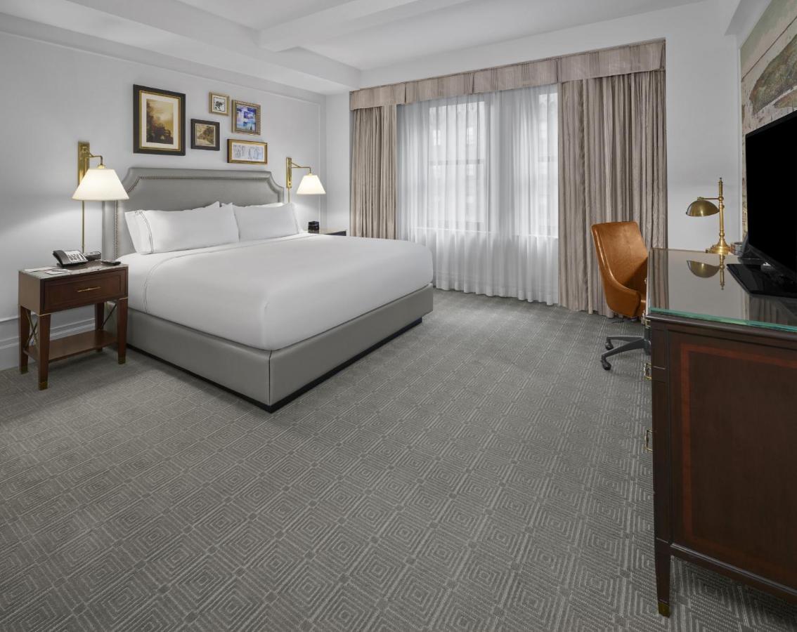 Intercontinental New York Barclay Hotel By Ihg Ngoại thất bức ảnh A guest room at the Waldorf Astoria Washington DC