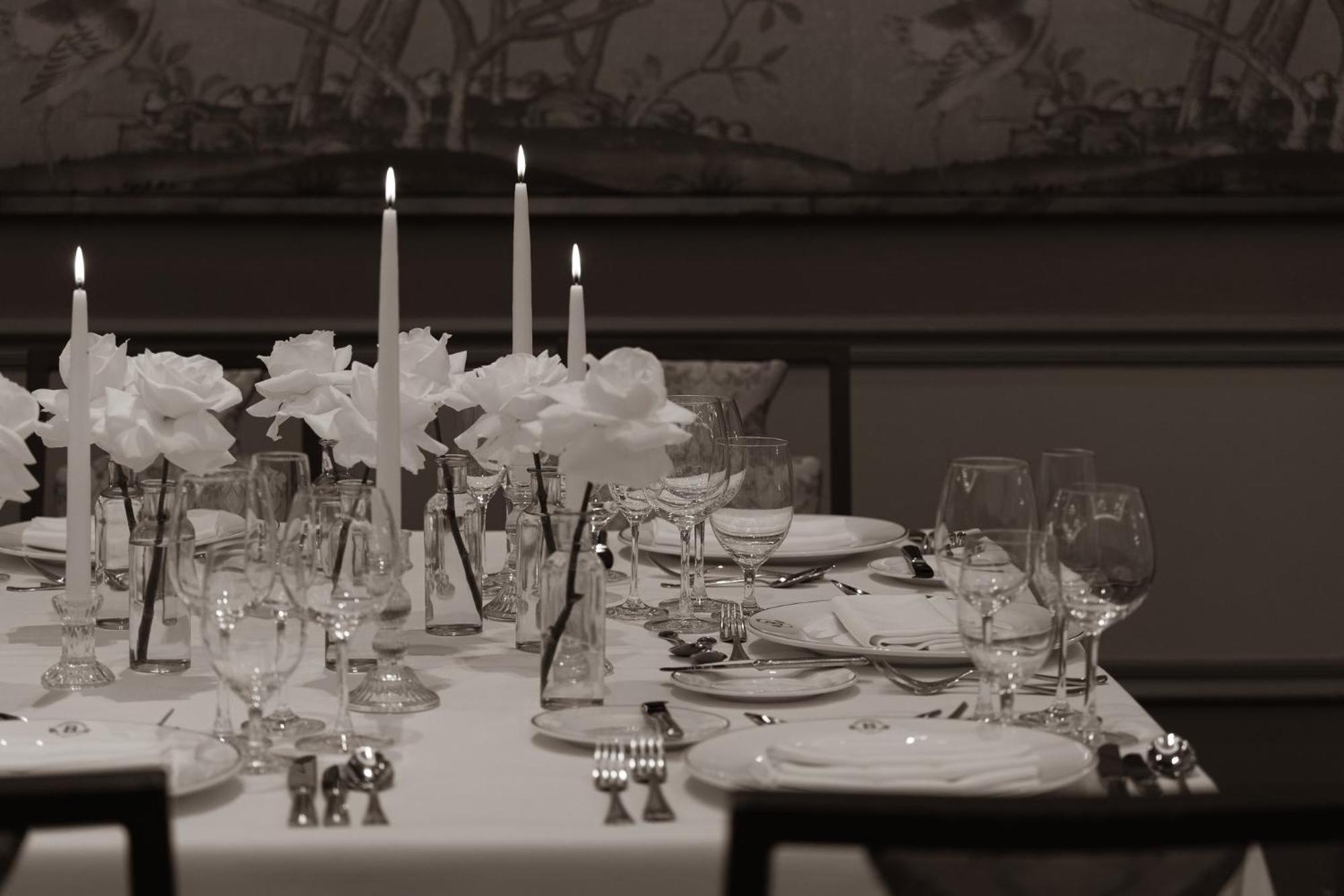 Intercontinental New York Barclay Hotel By Ihg Ngoại thất bức ảnh A table set for a formal dinner